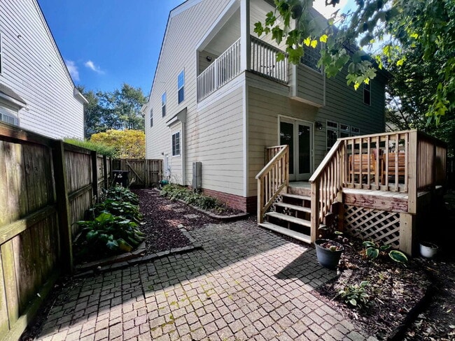 Building Photo - Charming 4 Bedroom home Near Virginia Beach Oceanfront!