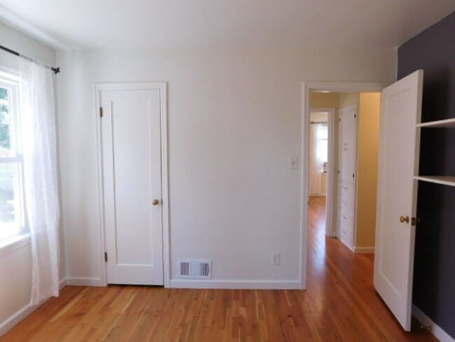 Building Photo - 3Bd/1Ba Two Story House w/ Basement - Avai...