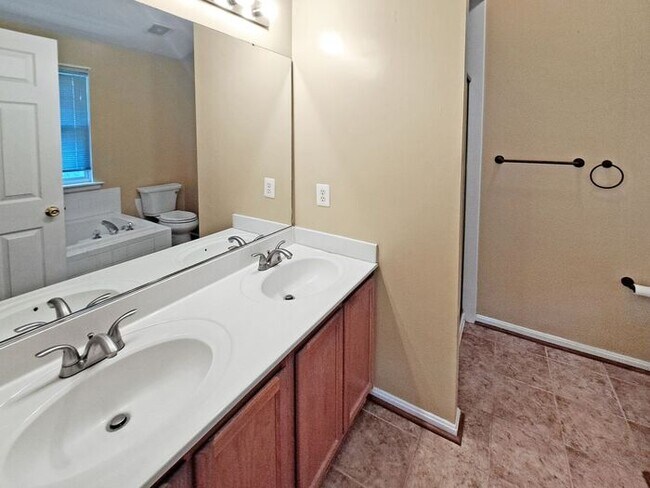 Building Photo - Charming 3-Level Brick Townhome in Waldorf...