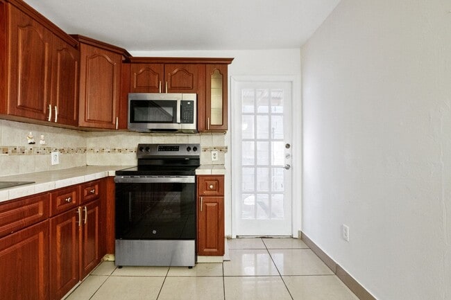 Building Photo - Comfortable 3-Bedroom Multifamily Home in Prime Miami Location (Water and electricity are included)