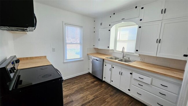 Building Photo - 205 Madison Ave NE