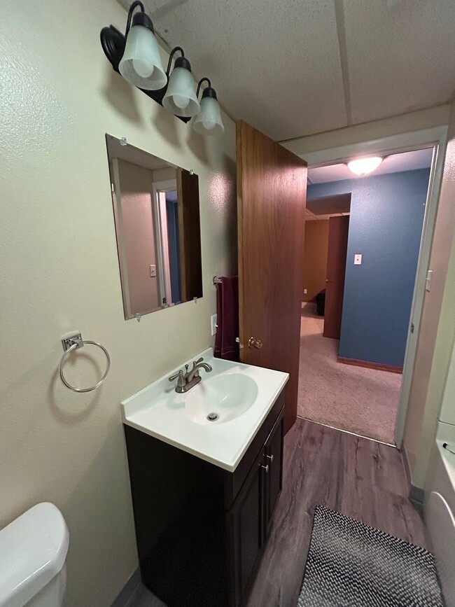 Building Photo - 3470 S Hillcrest Dr