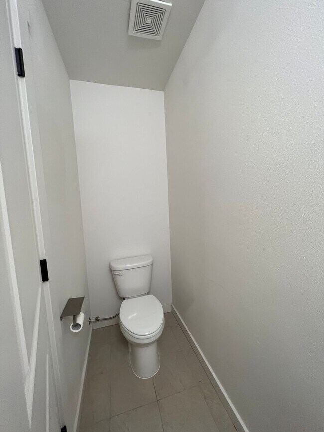 Building Photo - 4.5 Bathrooms ! 4 large bedrooms! Close to CWU