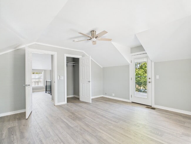 Building Photo - Gorgeous 4/3 in Quiet Neighborhood Utiliti...