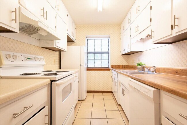 Building Photo - 1210 Hidden Pl