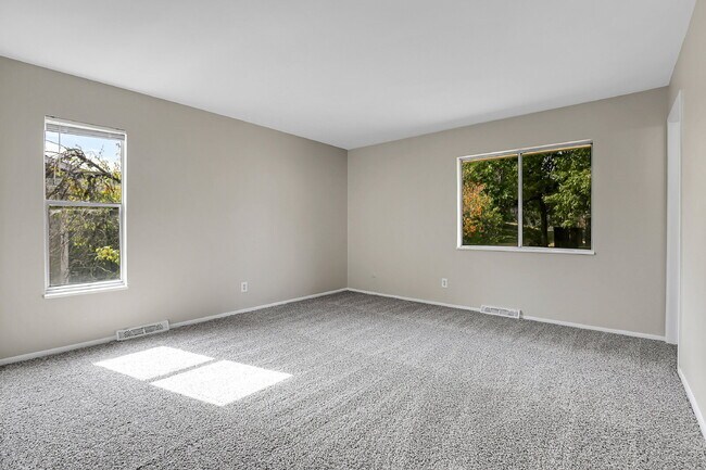 Building Photo - $2,600.00, 3-bed, 2.5-bath, located in Lak...