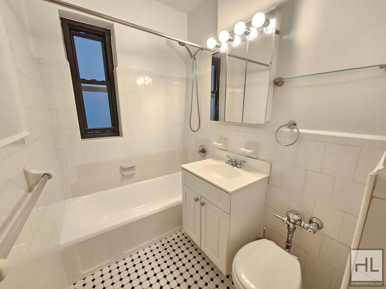 Building Photo - Studio Apartment in Gramercy Park | 4th Fl...