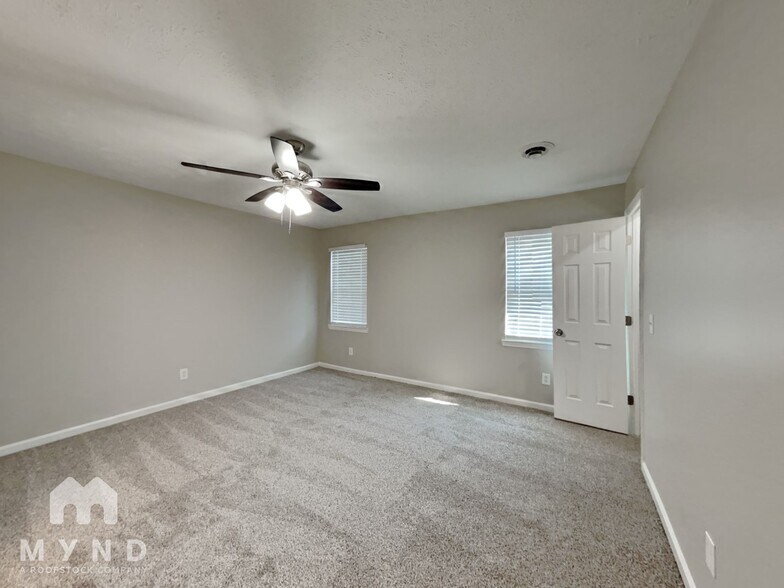 Building Photo - 461 Claircrest Dr