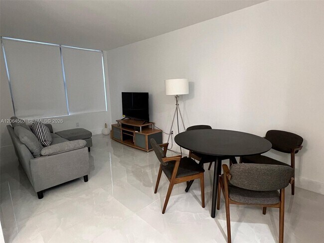 Building Photo - 2899 Collins Ave