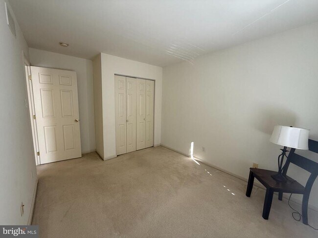 Building Photo - 102 Regents Ct