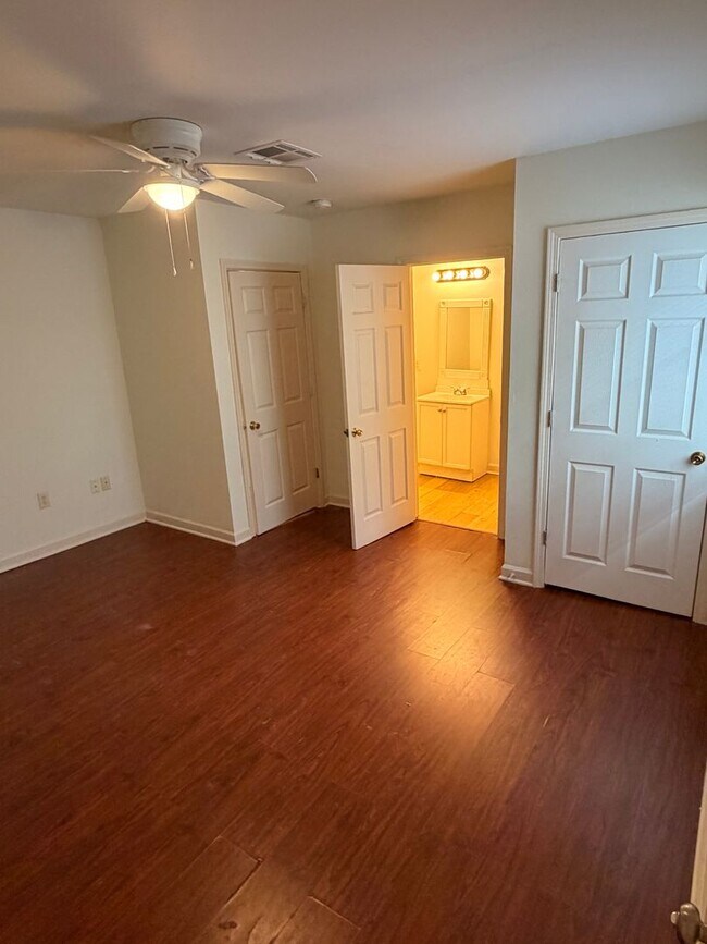 Building Photo - Large 2/3BD AND 2 FULL BATHS