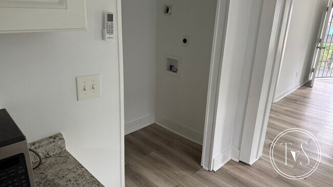 Building Photo - MOVE IN SPECIAL: $1000 OFF 1st MONTH'S RENT** and RATE DROP ALERT (was $1600/month)!