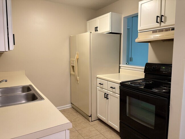 Building Photo - 2 Bedroom, 1 Bathroom Condo in Greensboro!
