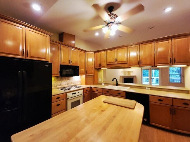 Building Photo - 8520 Hannary Cir
