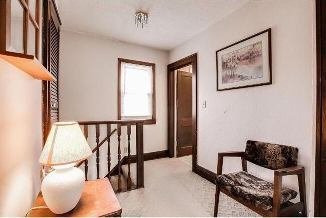 Building Photo - 3 Bed | 1 Bath in the Heart of NE Minneapo...