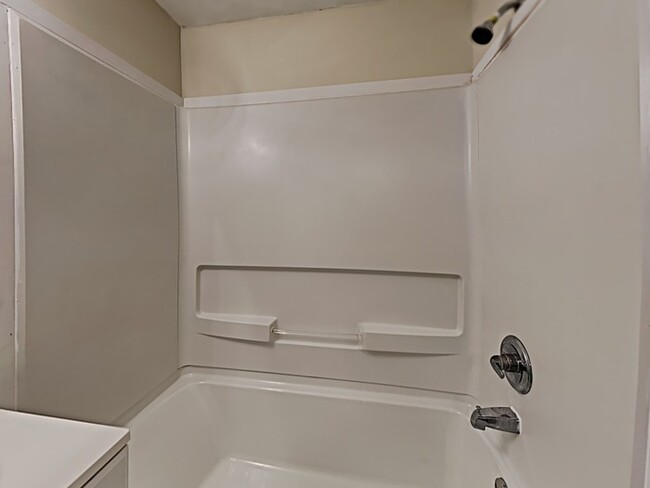 Building Photo - 4 bed 2 bath  with large backyard in Green...