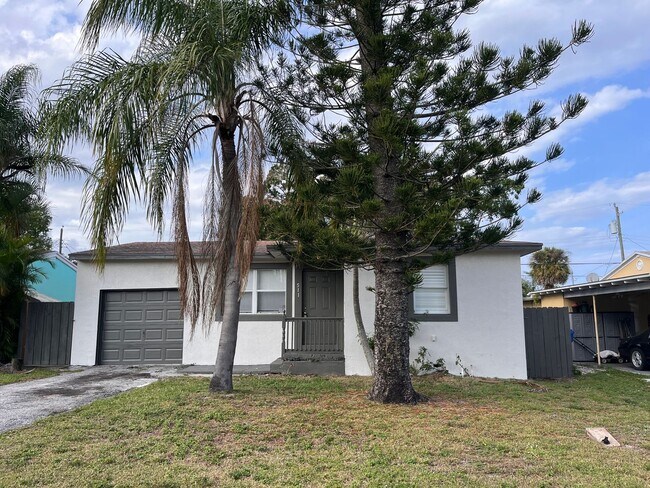 Building Photo - Newly renovated 3/2 for rent!