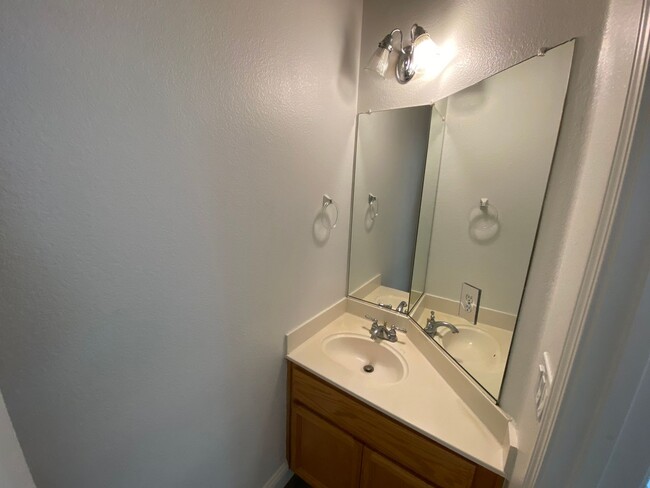 Building Photo - East Elk Grove Home Close to Pleasant Grov...