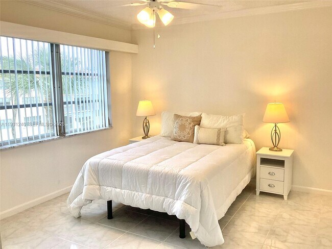 Building Photo - 681 S Hollybrook Dr