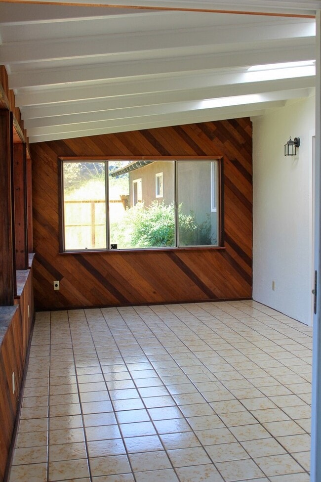 Building Photo - 3 Bedroom, 2 Bathroom Home in Chico with L...