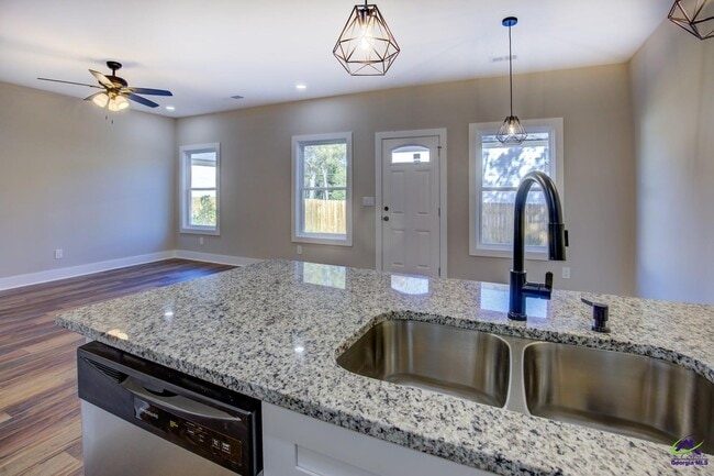 Building Photo - 523 E Chappell St