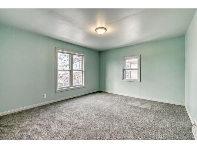 Building Photo - 610 Fairview Ave N