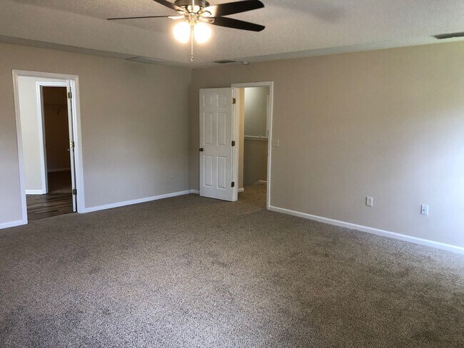 Building Photo - Large 5 Bedroom, 3 Bathroom Single Family Home