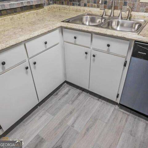 Building Photo - 291 Country Club Dr