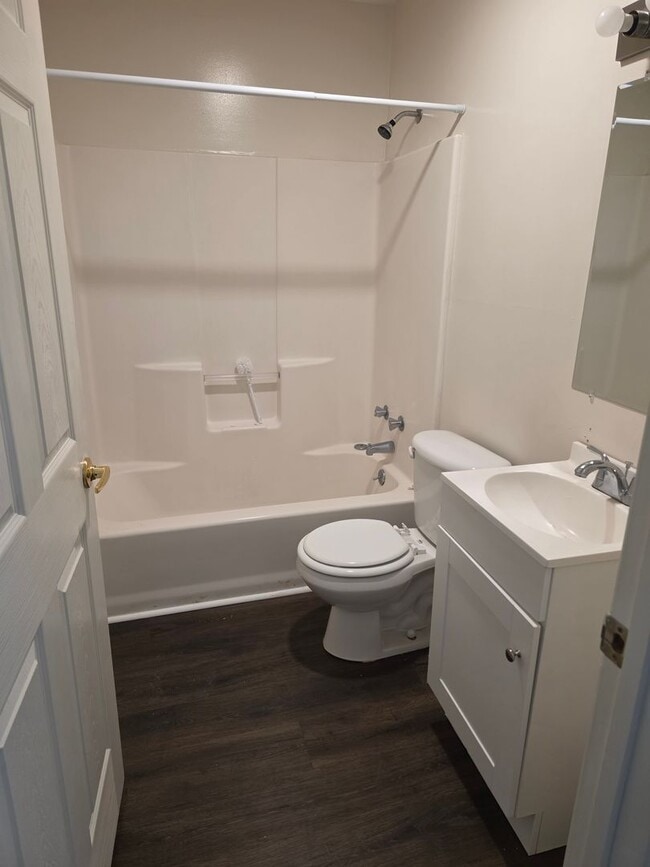 Building Photo - 2 Bedroom 1 bath downstairs unit