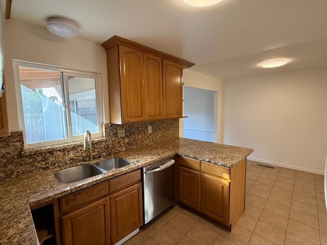 Building Photo - 3-Bedroom, 3-Bathroom Richmond Home Availa...