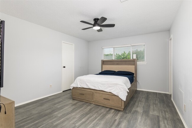 Building Photo - 4158 Bermuda Dr