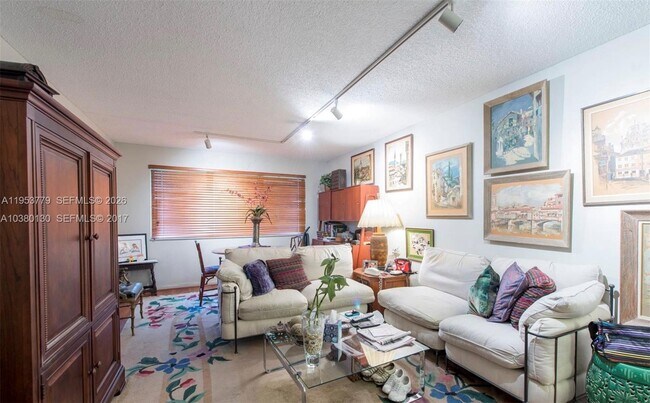 Building Photo - 2200 Park Ln