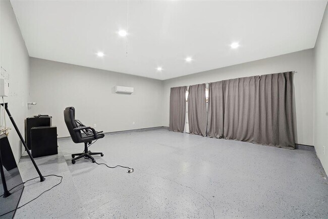 Building Photo - 409 E Austin Ave