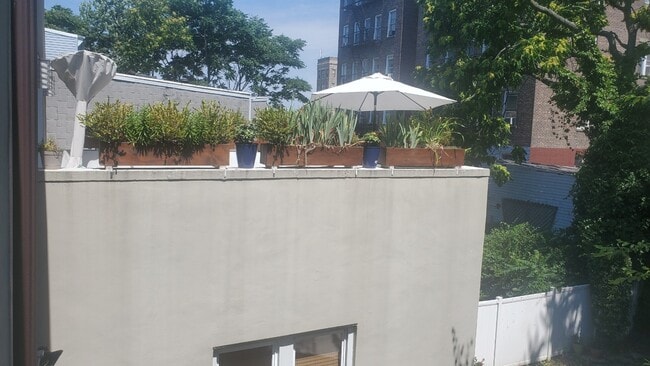 Building Photo - 712 6th St