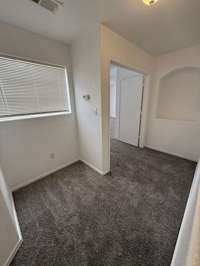 Building Photo - Spacious 5-Bedroom Home with 2 Living Areas – 2,270 Sq Ft Near Porter Dr.