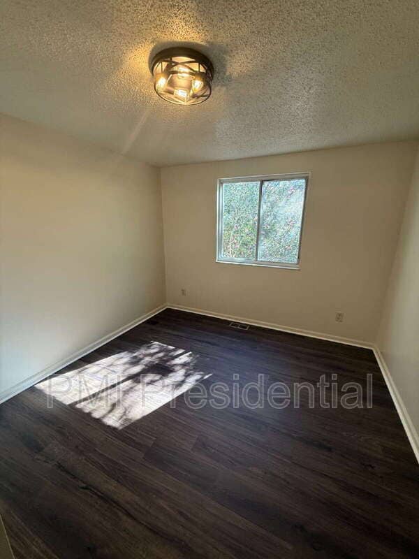 Building Photo - 9904 Whitney Cir