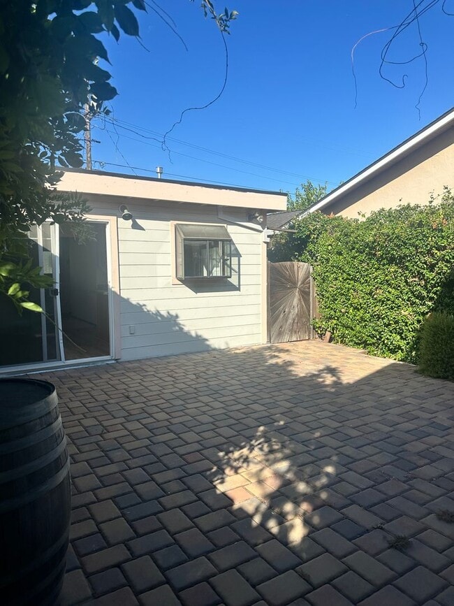 Building Photo - 754 McLeod St