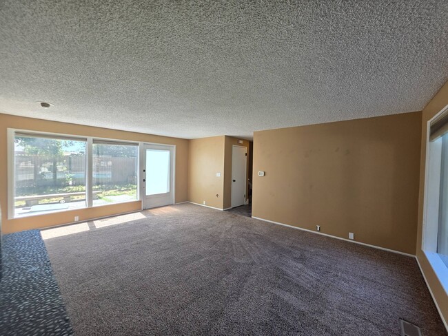 Building Photo - 1623 Mowry Square