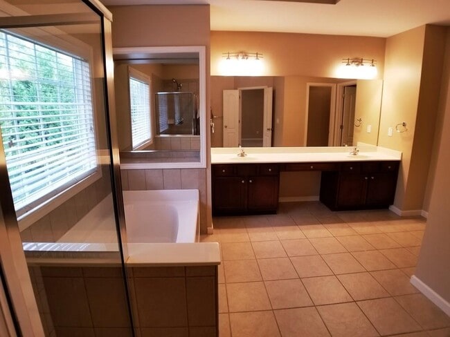Building Photo - 3872 Fairhill Point