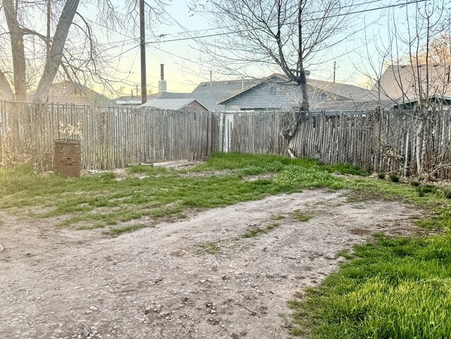 Building Photo - 925 Wilson Ave S