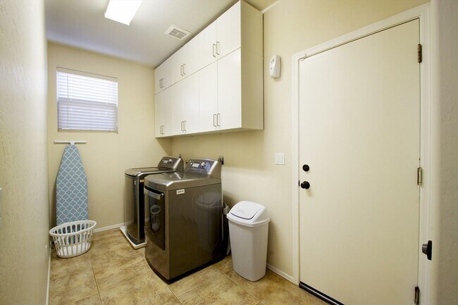 Building Photo - 4 Bedroom Furnished Gilbert Home