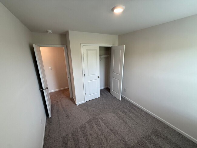 Building Photo - Brand New home in York!