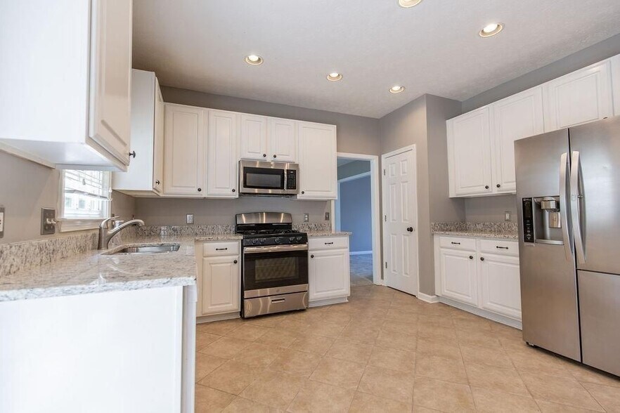 Building Photo - 3360 Shallowford Green Dr