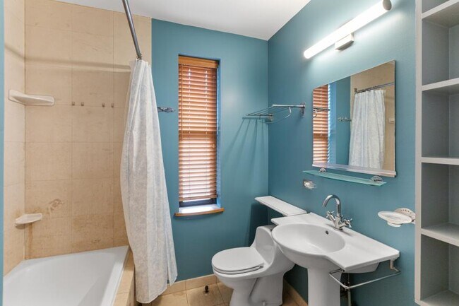 Building Photo - 1 bedroom in Chicago IL 60626