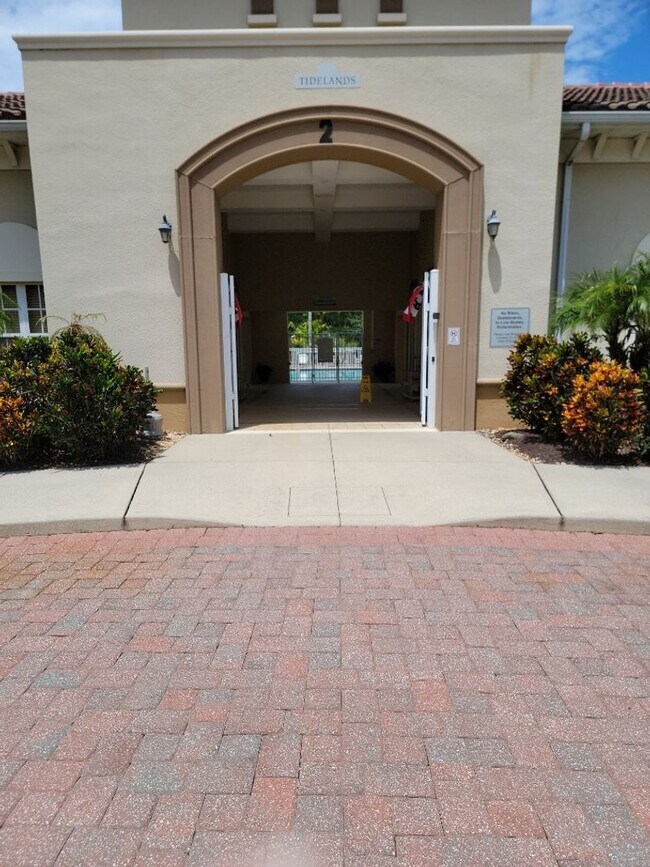 Building Photo - 3 Bedroom / 3 Bathroom - Tidelands