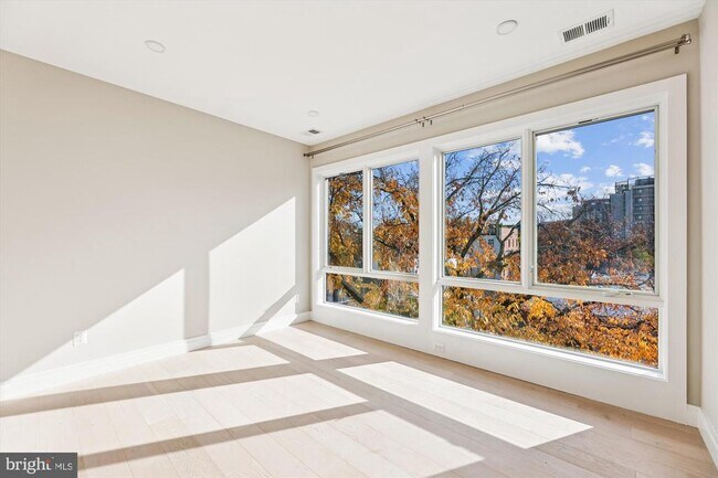 Building Photo - 1102 Staples St NE