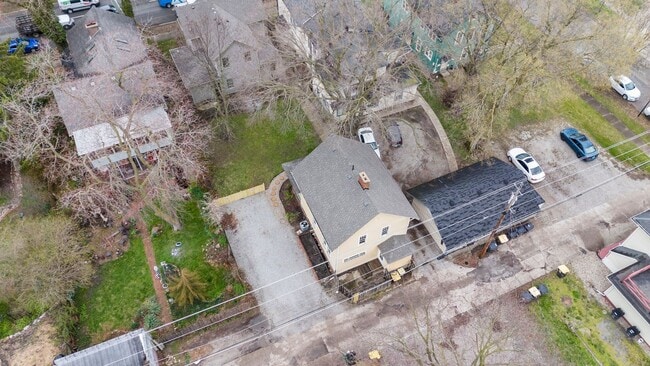 Building Photo - Single-family historic home in West Central with porch and private courtyard.