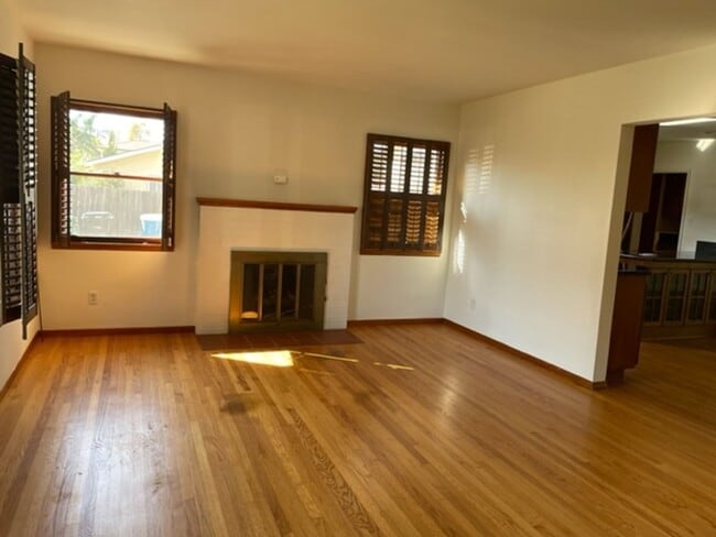 Building Photo - 3 bdr 2 bath Home on Huge lot.