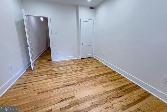 Building Photo - 336 Lombard St