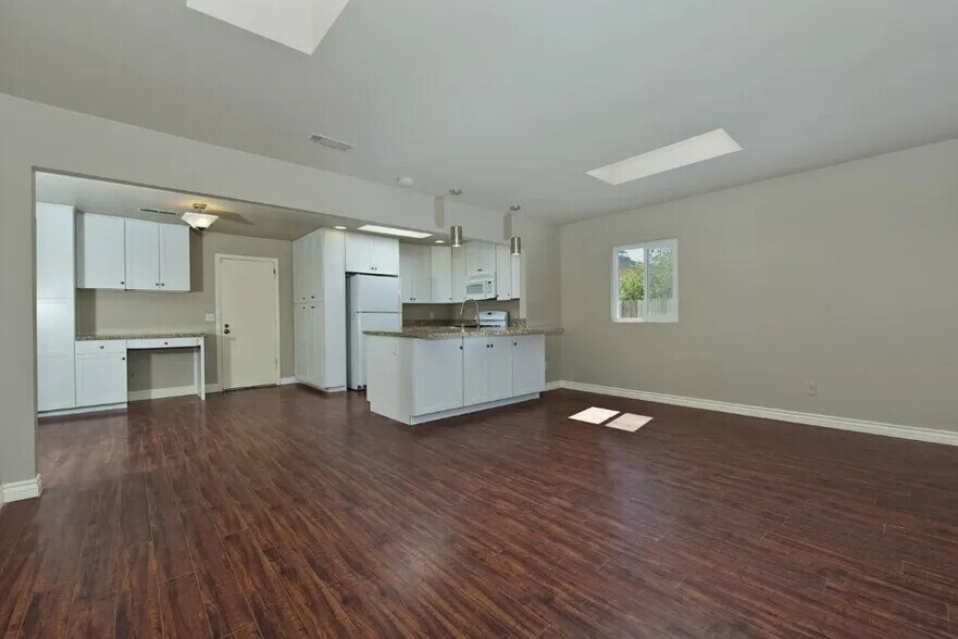 Building Photo - 402 Paseo Alegre